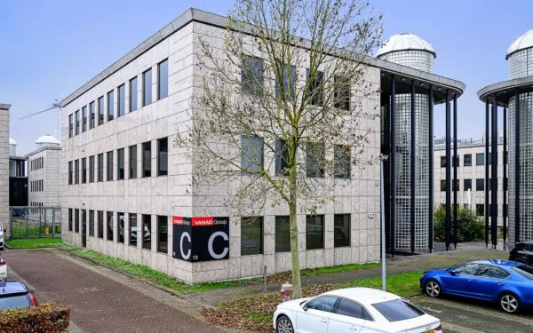 Kantoorgebouw aan de Rivium Westlaan met parkeergelegenheid en het logo van VANAD Group op de gevel.